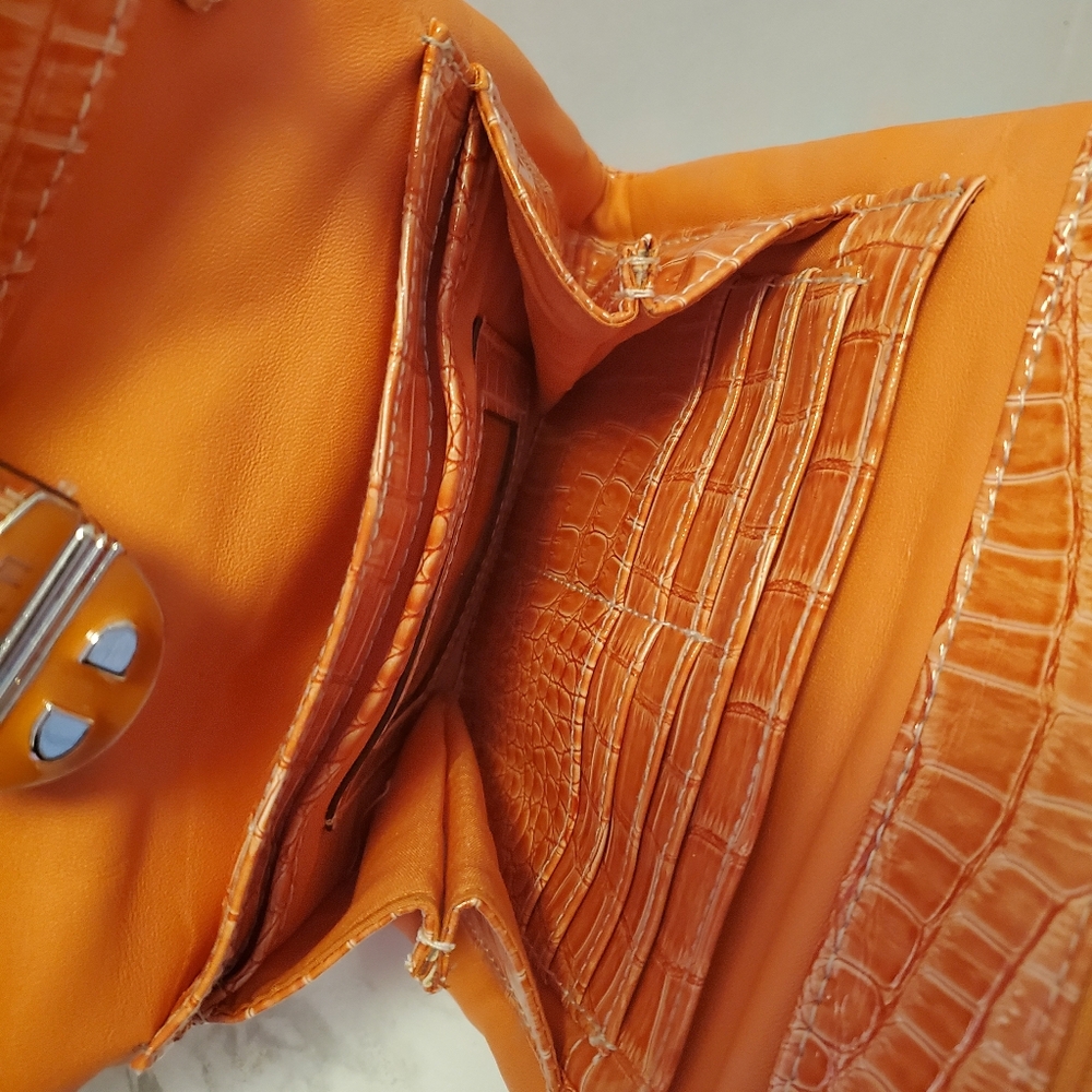 CROSSBODY ,ROSETTA WITH POCKETS GALORE - Picture 7 of 7